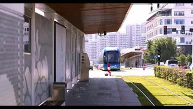 4K火车站轻轨进站视频的预览图